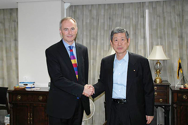 Vice-President Masahiko Koumura had a meeting with His Excellency Mr. Timothy Mark HITCHENS, British Ambassador to Japan (MAY 19, 2014)
