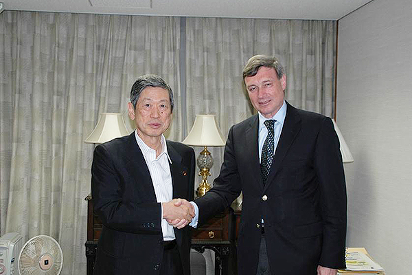 Vice-President Masahiko Koumura had a meeting with His Excellency Mr. Hans Dietmar SCHWEISGUT, Ambassador of the Delegation of the European Union (May 21, 2014)