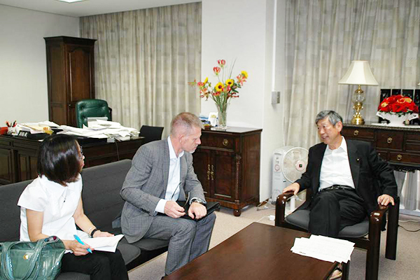 Vice-President Masahiko Koumura had a meeting with His Excellency Mr. William Mark Sinclair, New Zealand Ambassador to Japan (June 19, 2014)
