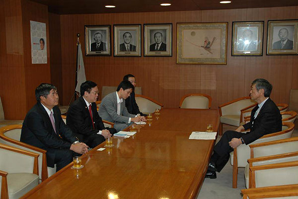 Vice-President Masahiko Koumura received a courtesy call from Mr. Vuong Dinh HUE, Chairman of the Economic Commission of Communist Party of Vietnam (August 7, 2014)