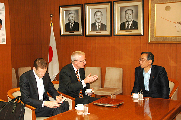 Executive Acting Secretary-General Hiroyuki Hosoda received a courtesy call from Mr. Bruce Miller, Australia Ambassador to Japan.（August 28, 2014）