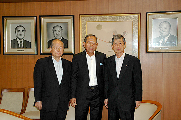 Vice-President Masahiko Koumura had a meeting with H. E. Dr. Ir. Ginandjar Kartasasmita Member, Presidential Advisory Board, Indonesia. (September 16, 2014)