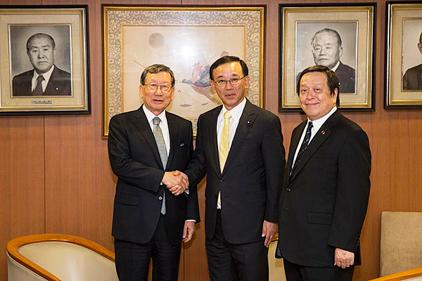 Secretary-General Sadakazu Tanigaki received a courtesy call from H.E. Mr. YOO Heung-soo, Korean Ambassador to Japan(October 20, 2014)
