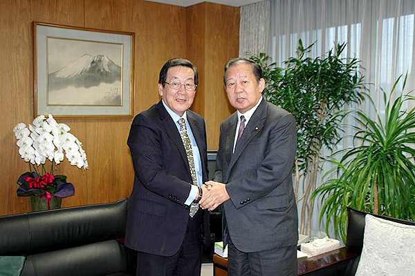 Chairman, General Council Toshihiro Nikai received a courtesy call from H.E. Mr. CHIN Siat Yoon, Singaporean Ambassador to Japan(October 20, 2014)
