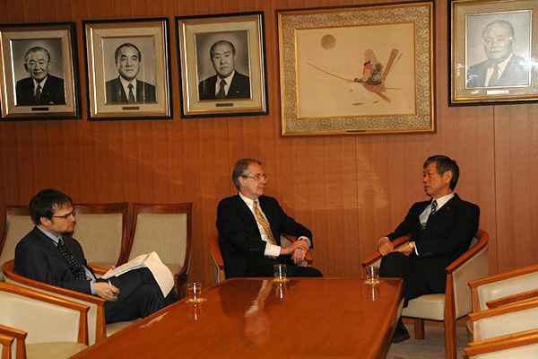Vice-President Masahiko Koumura had a meeting with Mr. Jason P. Hyland, Deputy Chief of Mission, U.S. Embassy Tokyo (January 14, 2015)