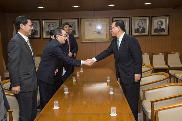 Secretary-General Sadakazu Tanigaki had a meeting with H.E. Mr. Wu Dawei, Special Representative for Korean Peninsula Affairs of China's Ministry of Foreign Affairs (April 7, 2016)
