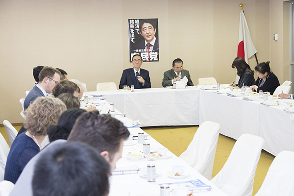 The Speaker for the Nagatakai was Executive Acting Secretary-General Hiroyuki Hosoda. Mr. Hosoda gave a talk on Election System. (May 18, 2016)