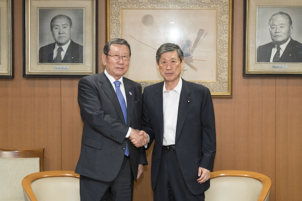 Vice-President Masahiko komura received a courtesy call from H.E.Mr. Yoo Heung-soo, Ambassador of the Republic of Korea to Japan （June 20, 2016)