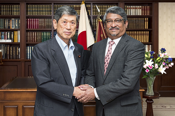 Vice-President Masahiko komura received a courtesy call from H.E.Mr. Ahmed Khaleel, Ambassador of the Republic of Maldives to Japan （September 5, 2016)