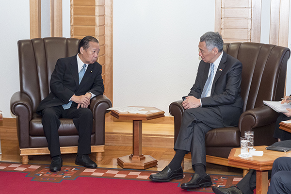 Secretary-General Toshihiro Nikai paid a courtesy call on H.E.Mr. Lee Hsien Loong, Prime Minister of the Republic of Singapore (September 28, 2016)