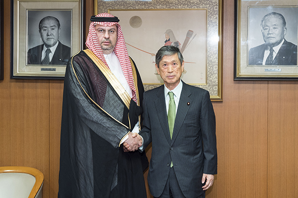 Vice-President Masahiko Komura received a courtesy call from H.R.H. Prince Abdullah bin Musaed bin Abdulaziz, President of General Authority for Sport of the Kingdom of Saudi Arabia (October 20, 2016)