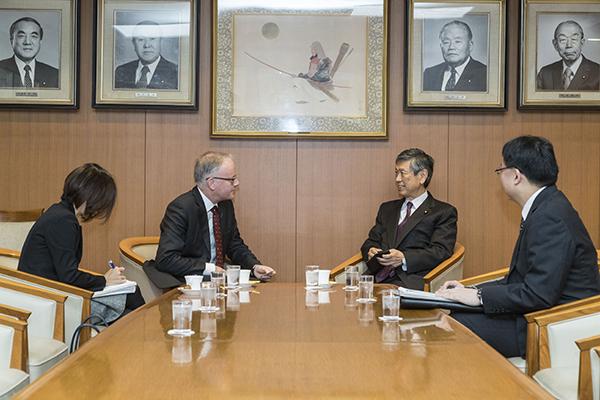 Vice-President Masahiko Komura received a courtesy call from H.E. Mr. Stephen Payton, Ambassador of New Zealand to Japan (December 14, 2016)