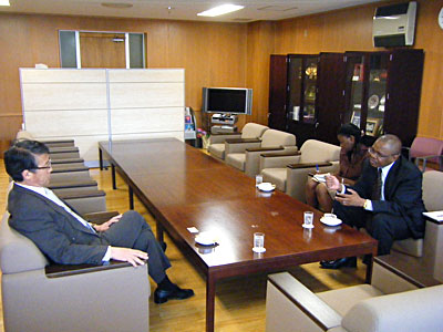 International Bureau Director-General  Asahiko Mihara exchanges opinion with Botswana Ambassador H.E. Oscar Motswagae  (May 15, 2009)