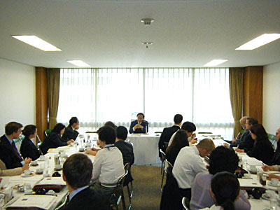 Each month the International Bureau of the  Liberal Democratic Party hosts the 'Nagata-kai', a study group for foreign  diplomats based in Tokyo. The Speaker for this month was Yoshihide Suga, Acting  Chairman of the Election Strategy Council. Mr. Suga led a discussion on 'the  current political situation in Japan'.(May 21, 2009)