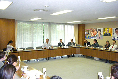 The Speaker for the Nagata-kai was Tsutomu Takebe, Chairman of the Headquarters for Party Reform Implementation.
Mr. Takebe led a discussion on ' the party reform '.(June 25, 2009) 