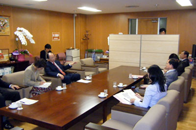 International Bureau Deputy Director-General Masaharu Nakagawa exchanging views with Chinese scholars group led by Dr. Hu Wei, Dean of the School of International and Public Affairs, Shanghai Jiao Tong University(October 6, 2009) 