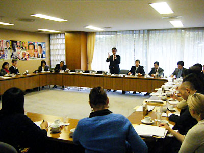 The Speaker for the Nagata-kai was  Taro Kono, Director-General of the International Bureau. Mr. Kono gave a  lecture on domestic political issues including the measures the LDP was taking  to revitalize itself following its defeat in the recent election, and then they  had a Q&amp;A session. (November 18, 2009)