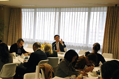 The Speaker for the Nagata-kai was Sadakazu Tanigaki, President of the International Bureau. 
Mr. Tanigaki gave a lecture on domestic political issues, and then they had a Q&amp;A session. 
(December 3, 2009)