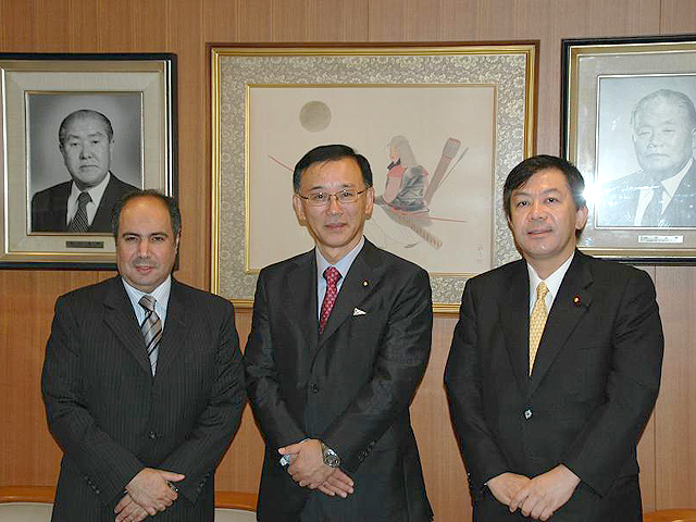 Ambassador Abdul-Rahman Humood Al-Otaibi of the State of Kuwait, President Sadakazu Tanigaki, and International Bureau Director-General  Yasufumi Tanahashi （October 21 2010）