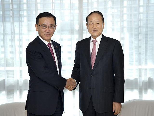 President Sadakazu Tanigaki with Minister Lee Sang Deuk of South Korea.(October 29 2010)