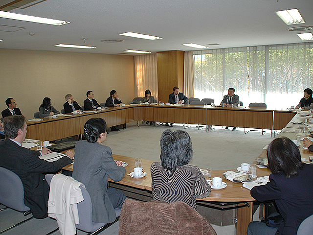 Policy Research Council Chairman Shigeru Ishiba gave a lecture on national political issues at the Nagatakai, followed by a Q&amp;A session.  (November 24 2010)