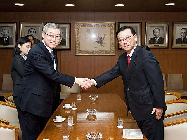 South Korean Foreign Affairs and Trade Minister Kim Sung-hwan with President Sadakazu Tanigaki. (February 16 2011)