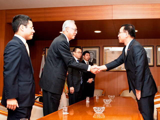 Courtesy call on President Sadakazu Tanigaki by Senior Minister and Chairman of MAS of Singapore, Mr. Goh Chok Tong. ( June 24 2011)