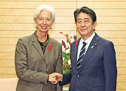 Prime Minister Abe receives a courtesy call from IMF Director Christine Lagarde: "We have built a strong Cabinet committed to moving forward on economic policies"