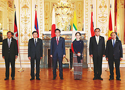 Prime Minister Shinzo Abe meets with leaders at the "10th Mekong-Japan Summit"