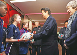 Prime Minister Shinzo Abe watches children's rugby and meets with primary school students