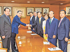 New Chinese ambassador pays courtesy visit: Secretary-General Toshihiro Nikai exchanges firm handshake