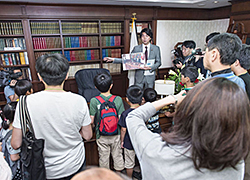 「政治を学ぼう!自民党本部&国会議事堂見学ツアー」 子供記者が菅義偉官房長官に直撃インタビュー