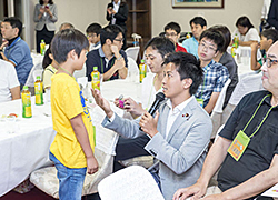 「政治を学ぼう!自民党本部&国会議事堂見学ツアー」 子供記者が菅義偉官房長官に直撃インタビュー