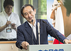「政治を学ぼう!自民党本部&国会議事堂見学ツアー」 子供記者が菅義偉官房長官に直撃インタビュー
