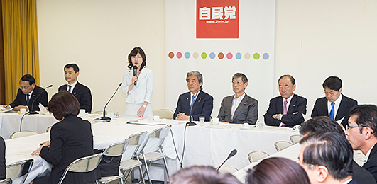稲田政調会長「いわれなき非難に断固として反論を」 慰安婦誤報受け特命委が初会合 稲田政調会長「いわれなき非難に断固として反論を」 慰安婦誤報受け特命委が初会合