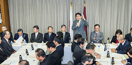 「景気回復、この道しかない」安倍総裁が全国幹事長会議であいさつ