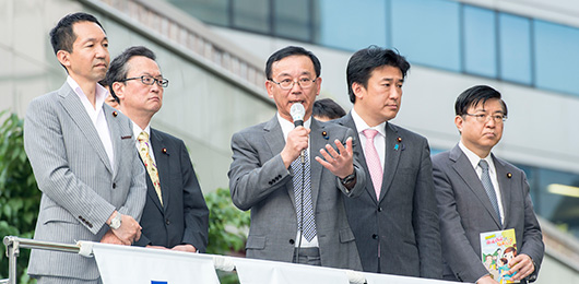 谷垣幹事長らが憲法改正の必要性を訴える 都内で街頭演説会を開催