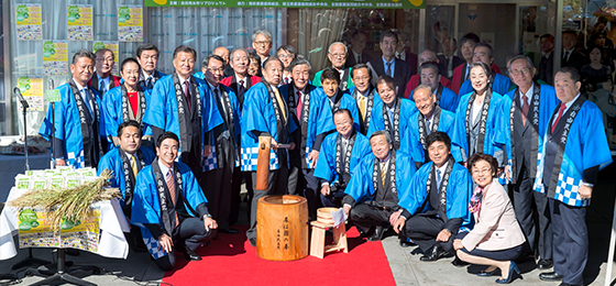 澄み切った青空に恵まれた「収穫祭」―「自民米」の豊作祝う―