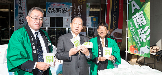 澄み切った青空に恵まれた「収穫祭」―「自民米」の豊作祝う―