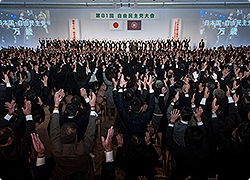 「日本が世界の真ん中で輝く1年に」安倍総裁が党大会であいさつ