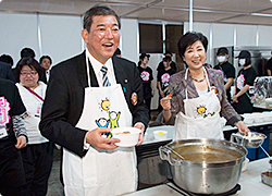 ラッピングされた党宣伝車上で来場者に訴える石破茂幹事長