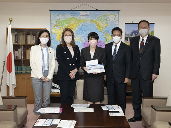 女性の健康の包括的支援について高市政調会長へ申し入れ
