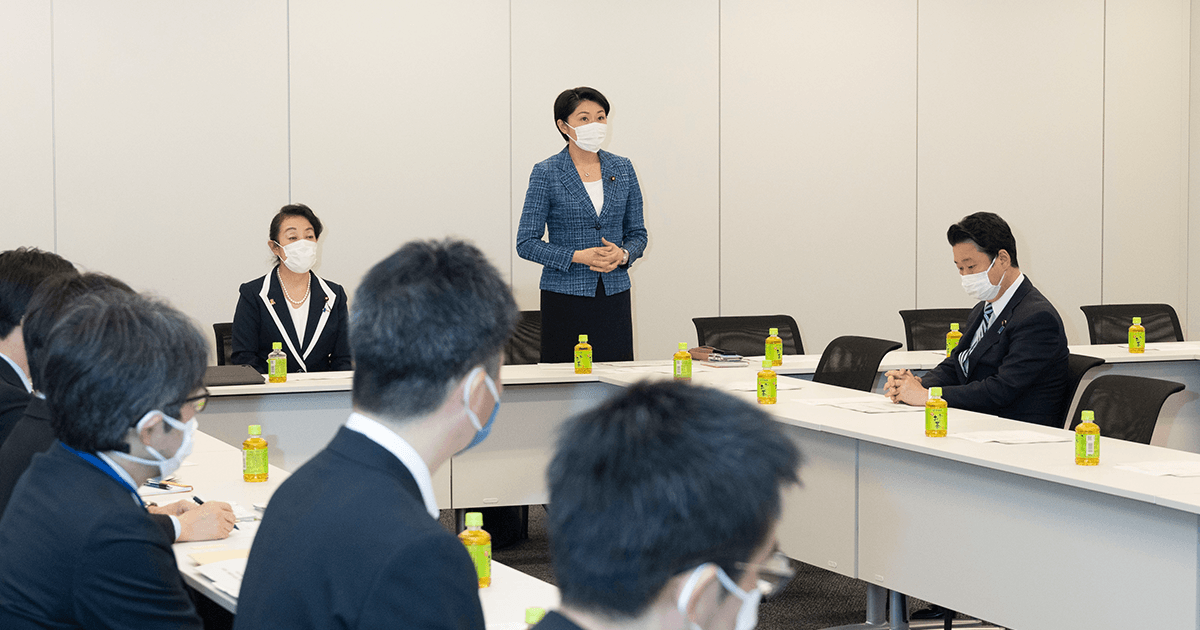 党沖縄振興調査会の会合で沖縄への思いを熱く語る小渕優子会長(4月19日)