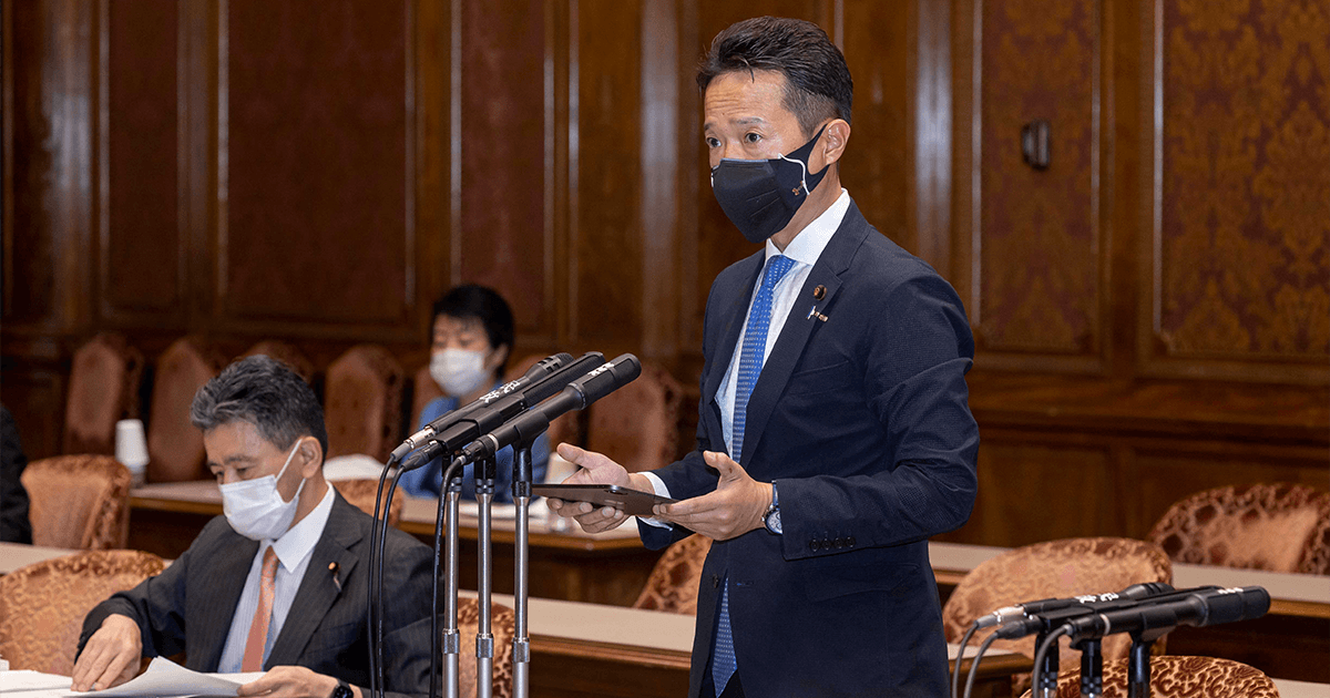 高野光二郎参院議員がタブレット端末を用いて質問