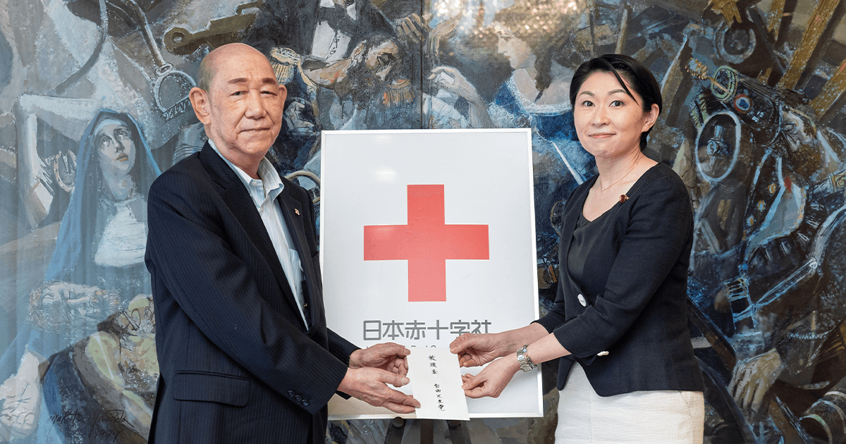 ウクライナ人道支援募金を日本赤十字社に寄付 小渕組織運動本部長が大塚社長に手交