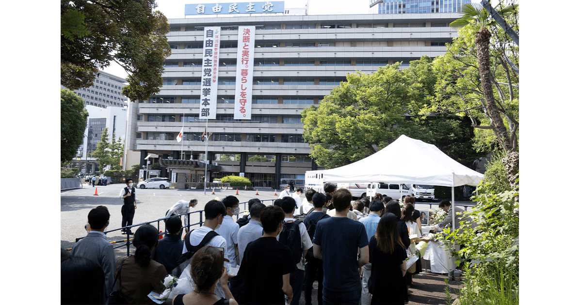 安倍元総理との最後の別れを惜しむ 葬列が自民党本部へ