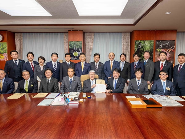 新たなコメ政策の展開に向けて決議を野村哲郎農林水産大臣に申し入れ