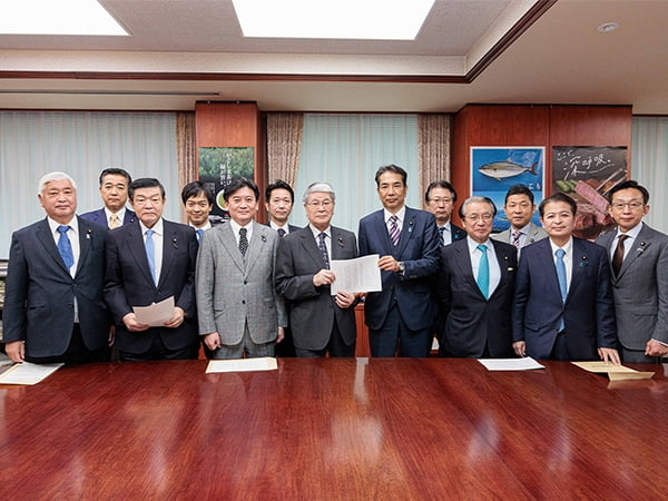 配合飼料価格高騰対策で緊急決議 野村哲郎大臣に申し入れ