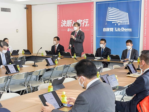 最新のウクライナ情勢について政府から報告受けるウクライナ関係部会合同会議