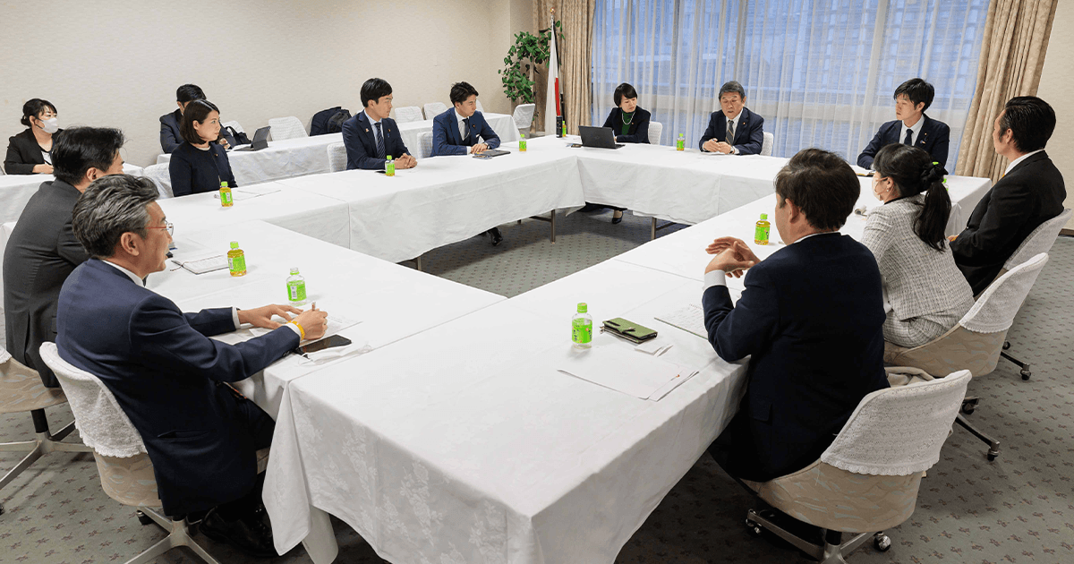 社会全体で子育てを支える雰囲気づくりを 茂木「こども・若者」本部長が子育て中の議員と懇談